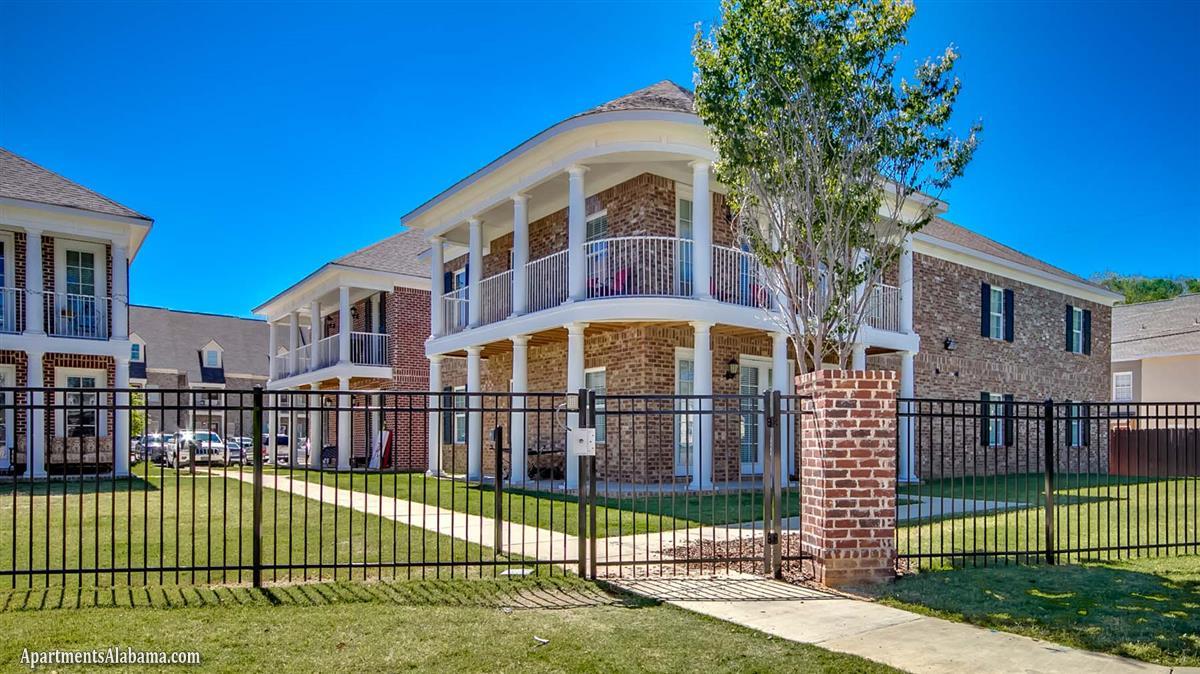 Old Row at Cloverdale Apartment in Tuscaloosa AL